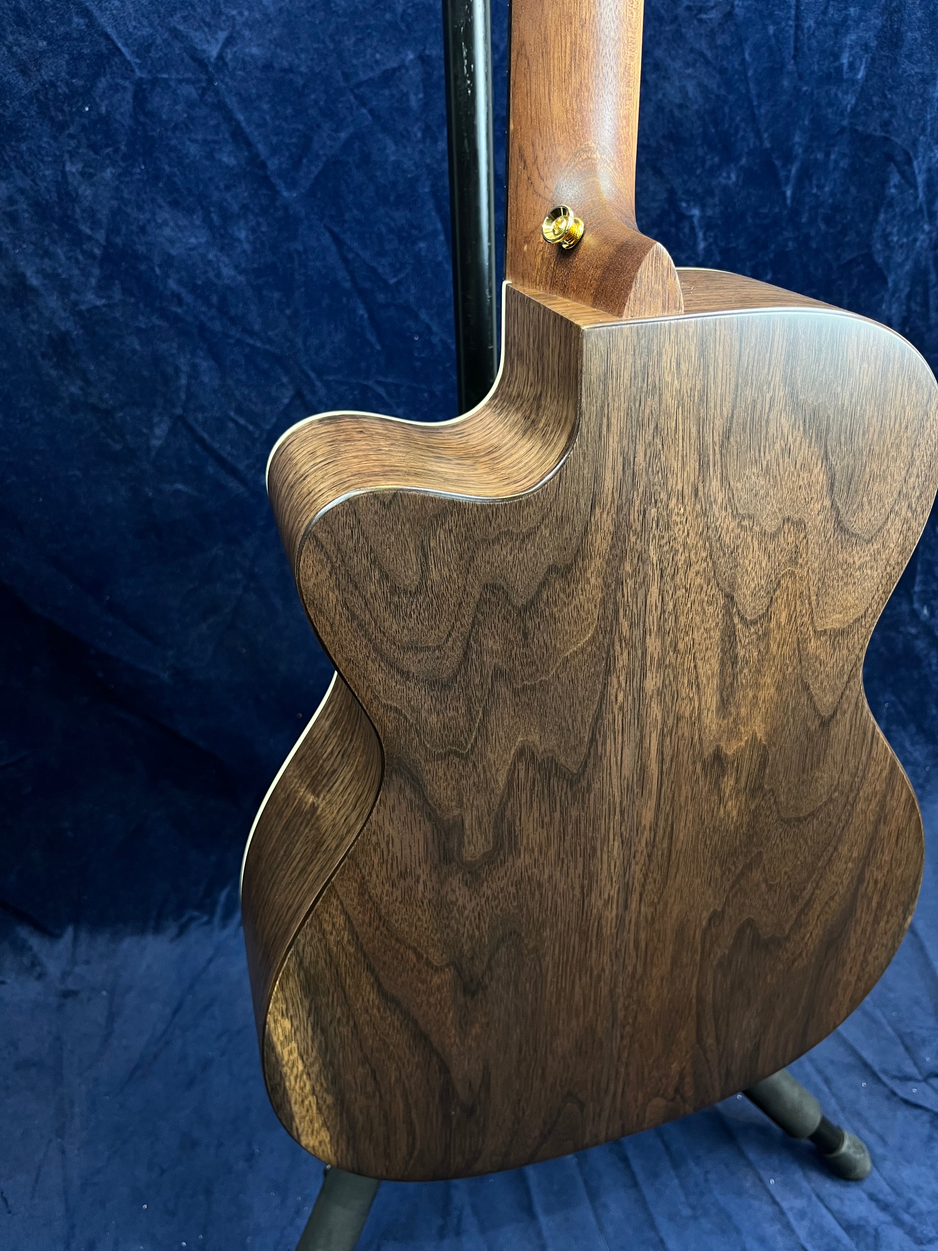 Martin 000-JR E Junior Walnut Electro Acoustic in Sunburst