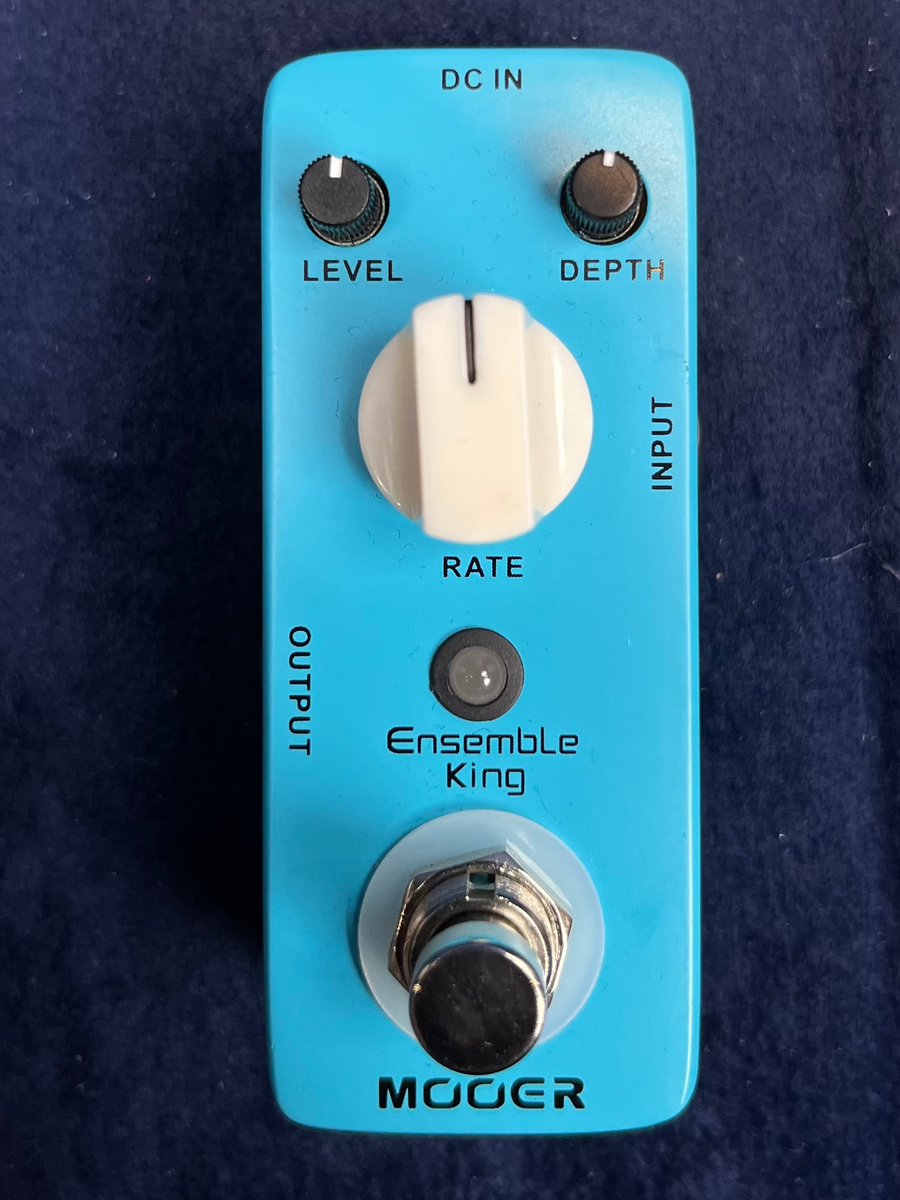 Pédale d’effet bleue Mooer Ensemble King avec trois boutons : Level, Depth, Rate, un interrupteur au pied et prises Input/Output.