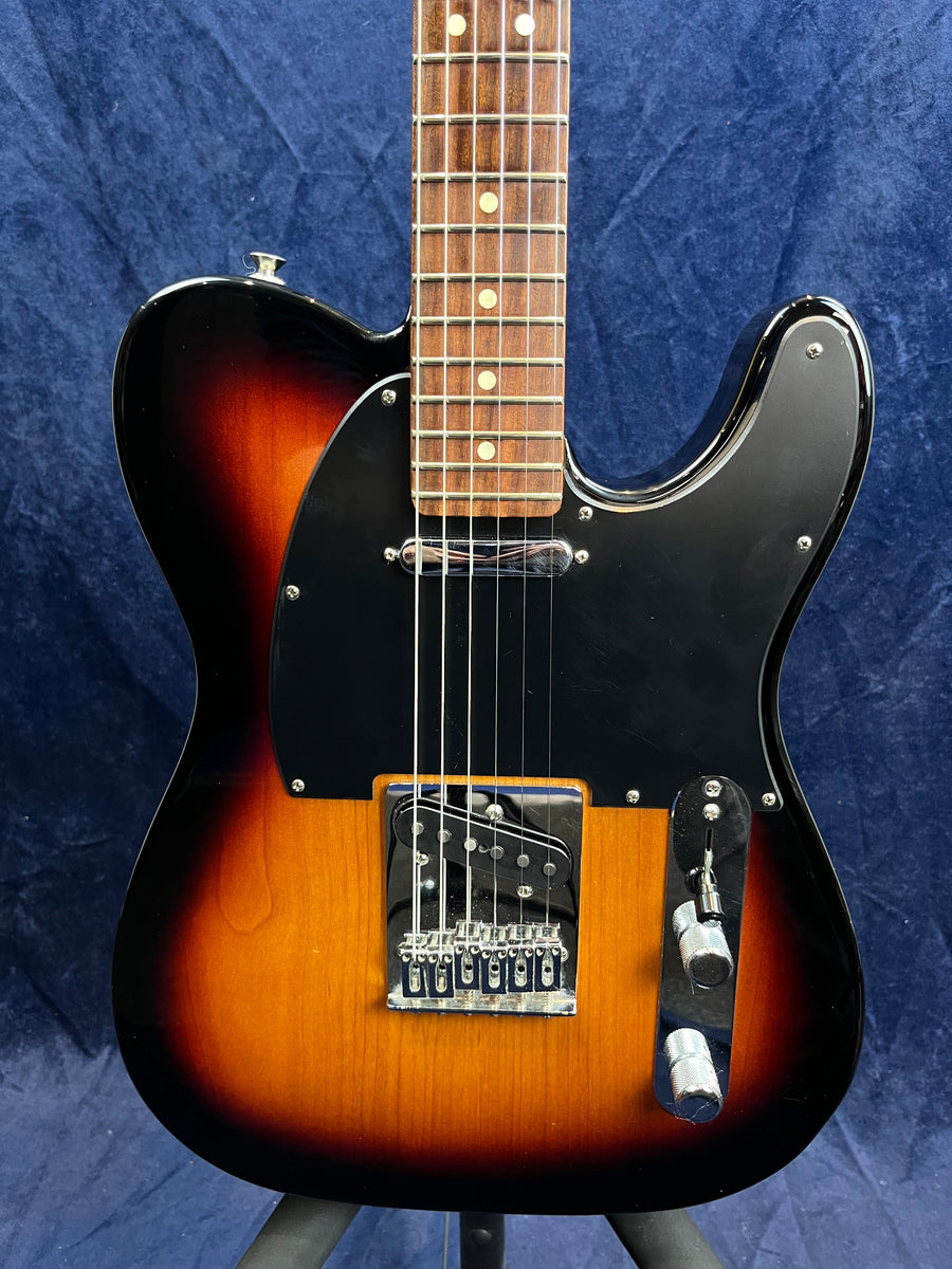 Guitare électrique à simple pan coupé, finition sunburst brun-noir, plaque noire, deux boutons métalliques et six cordes.