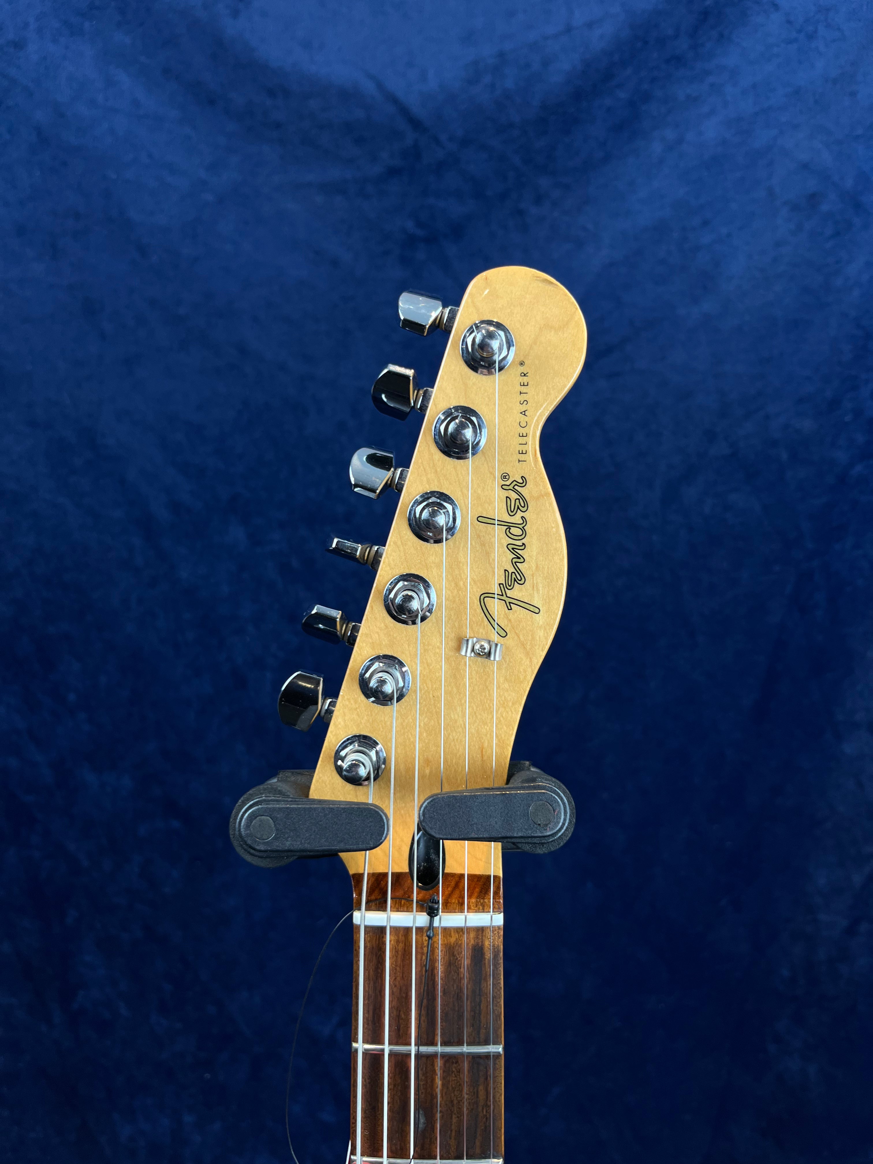 Tête de guitare électrique Fender Telecaster en bois clair, six chevilles d’accordage chromées alignées sur le côté gauche.