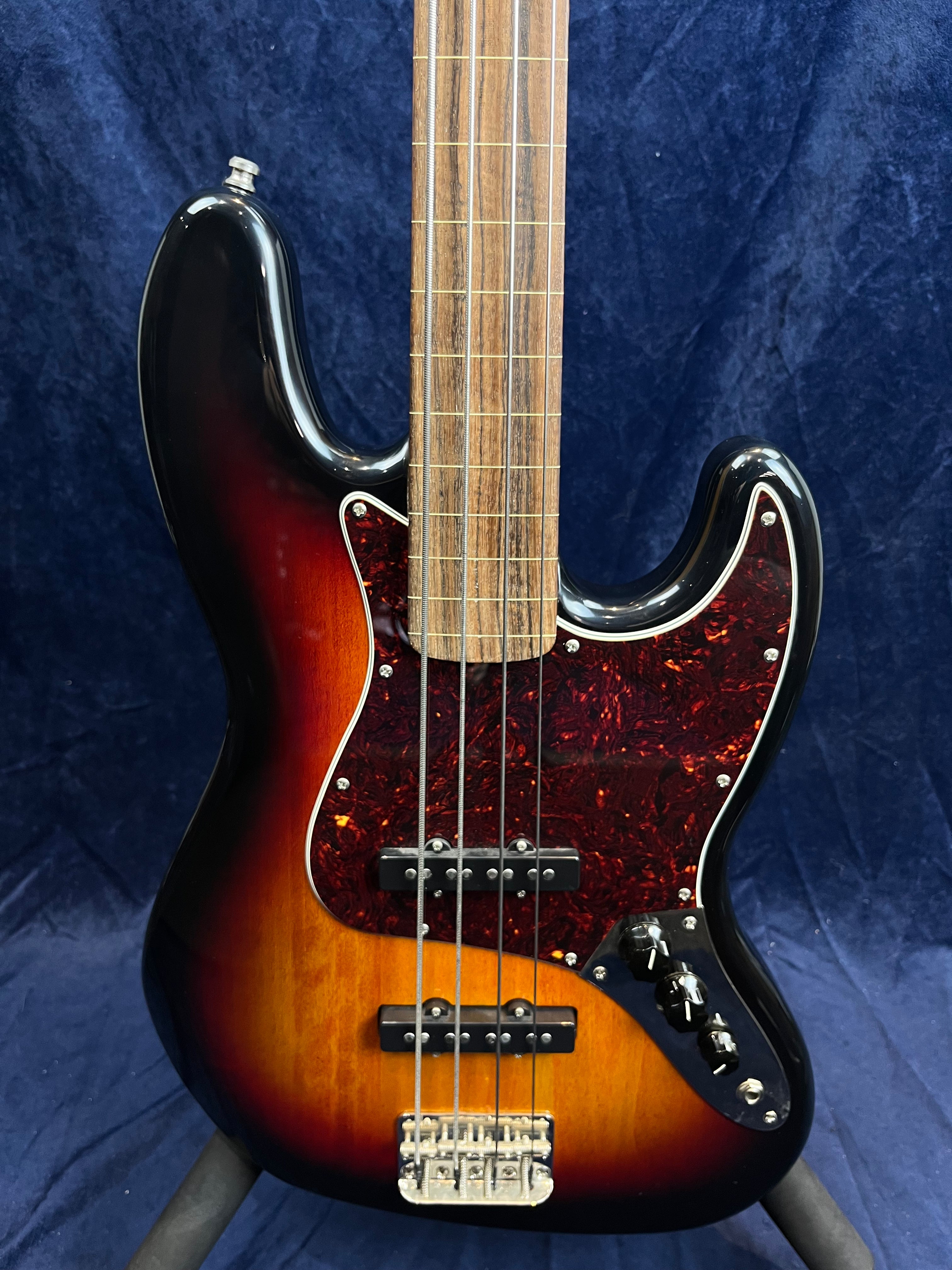 Squier Classic Vibe '60s Fretless Jazz Bass in 3 Tone Sunburst Pre-owned