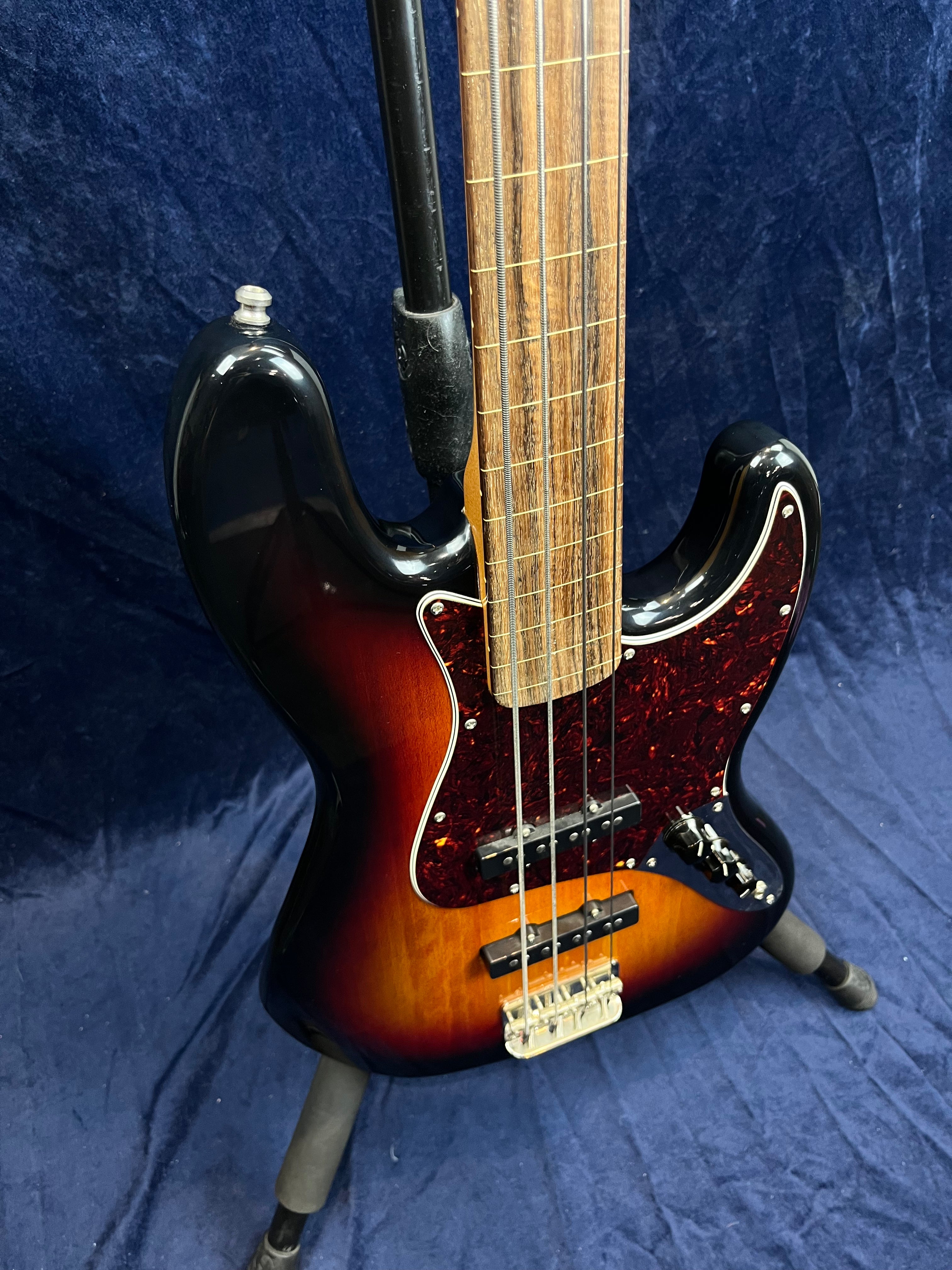 Squier Classic Vibe '60s Fretless Jazz Bass in 3 Tone Sunburst Pre-owned