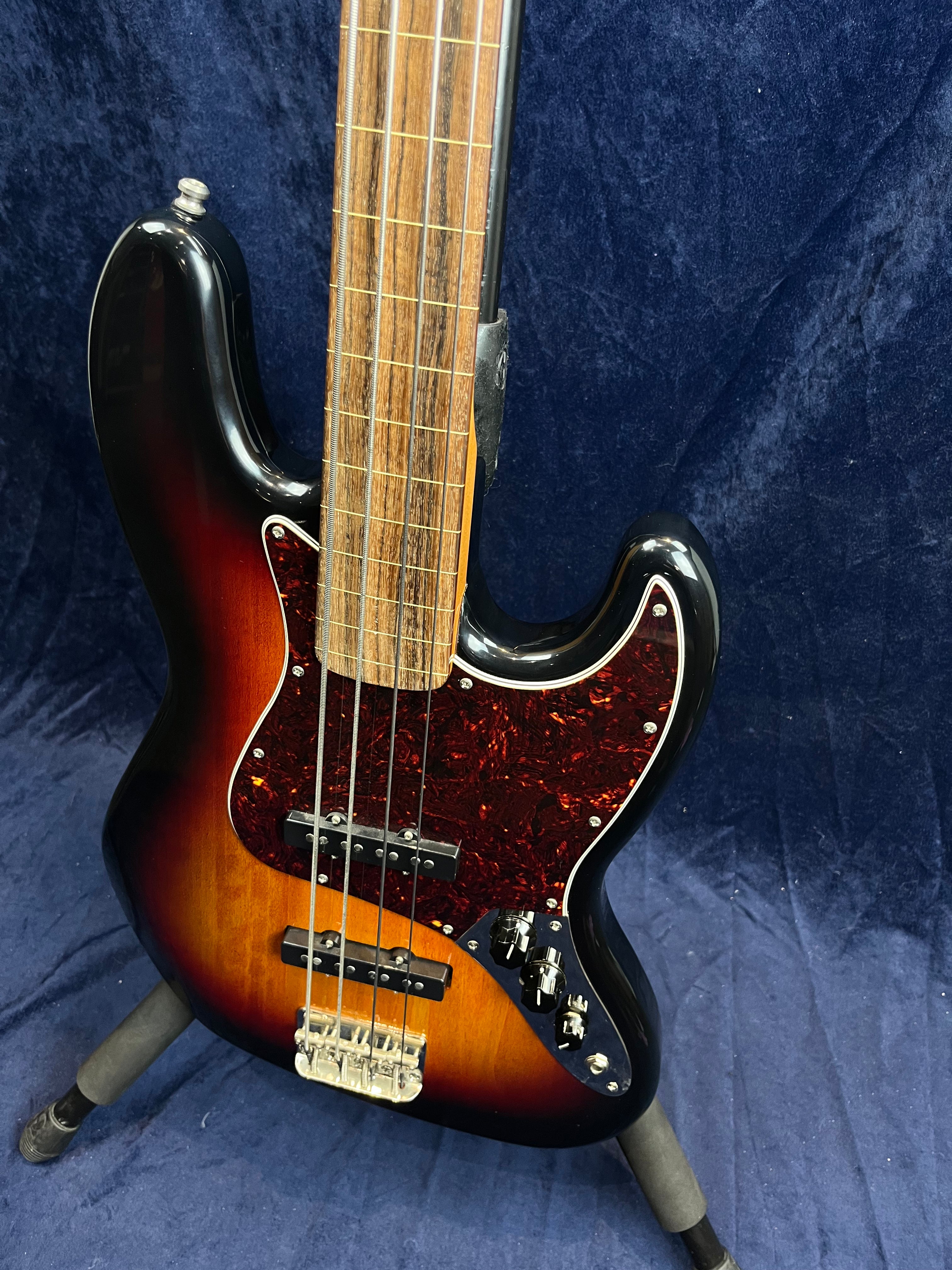 Squier Classic Vibe '60s Fretless Jazz Bass in 3 Tone Sunburst Pre-owned