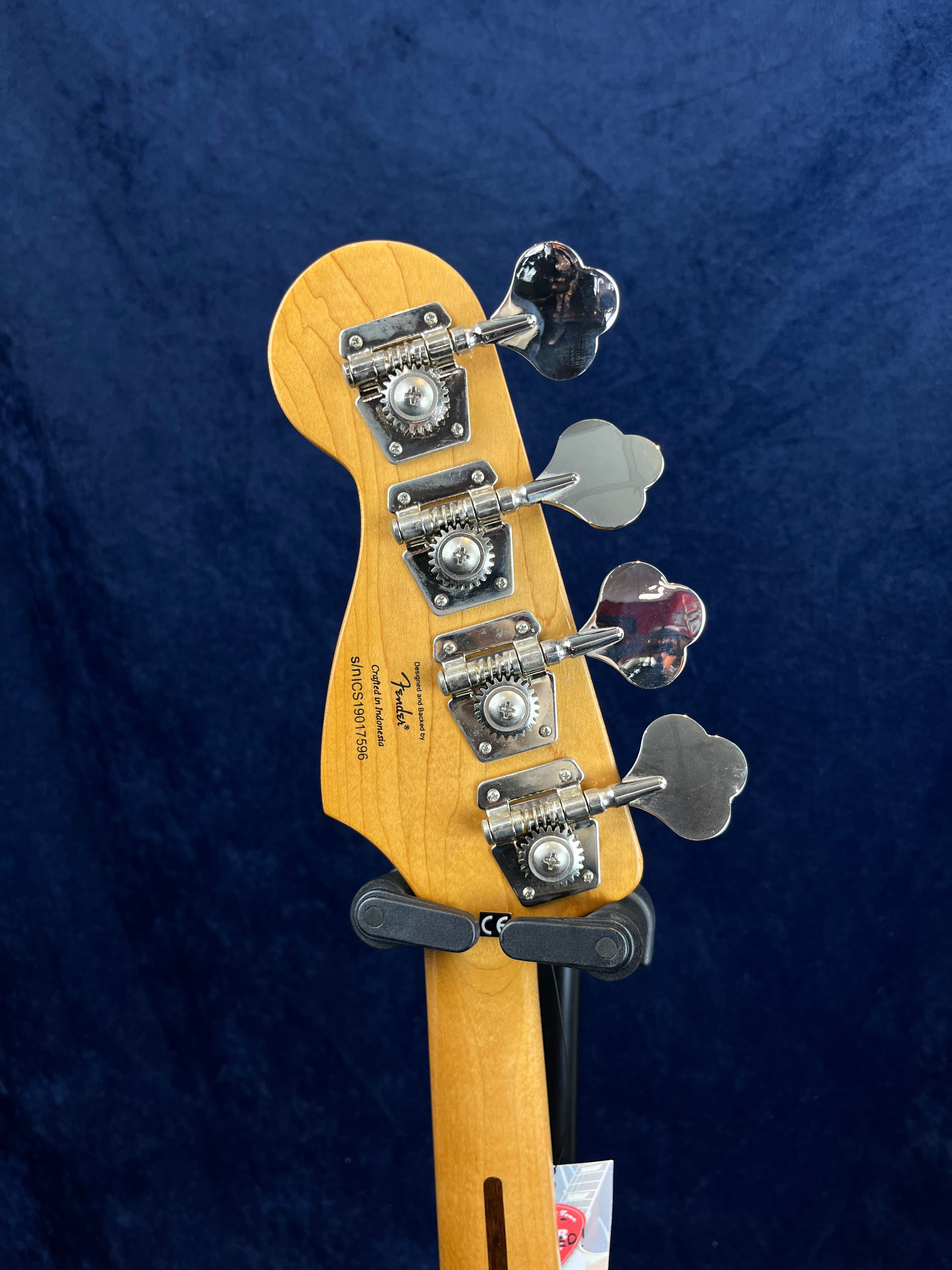 Squier Classic Vibe '60s Fretless Jazz Bass in 3 Tone Sunburst Pre-owned