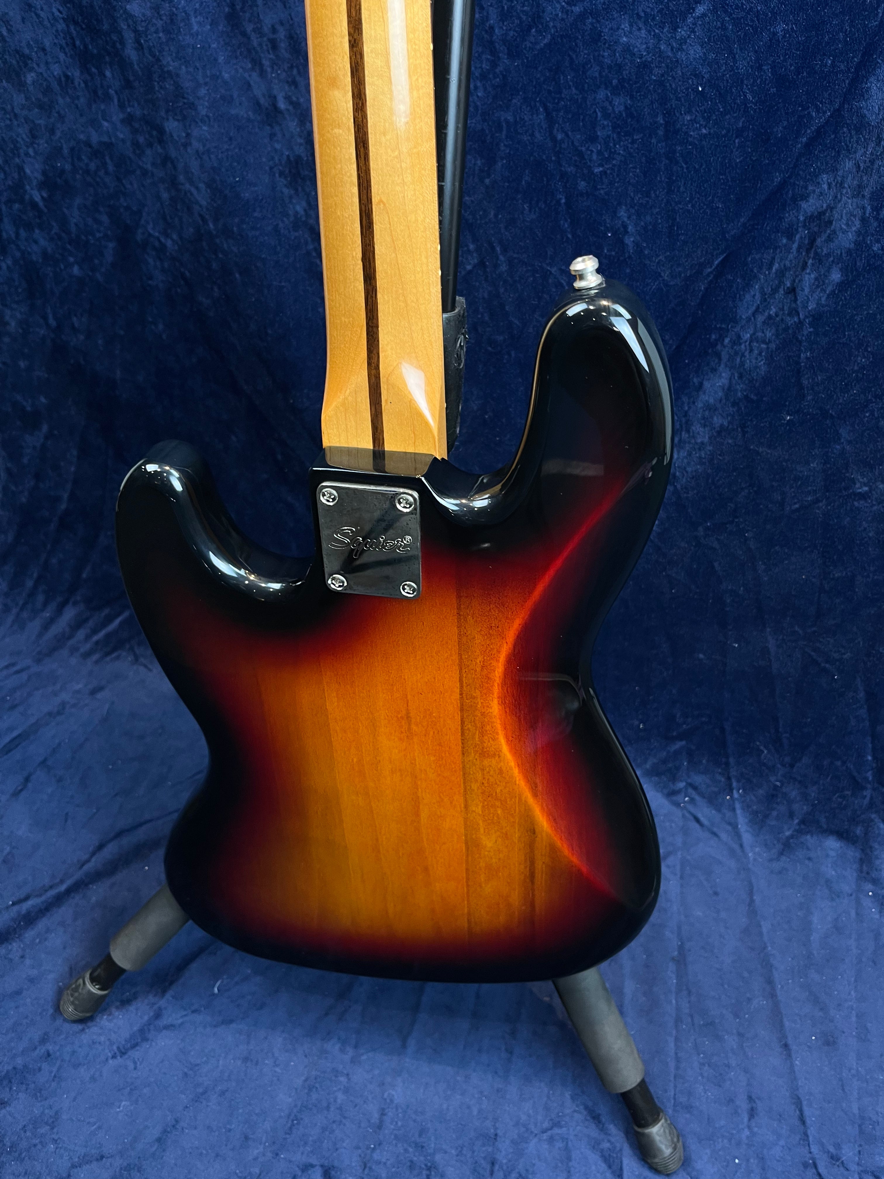 Squier Classic Vibe '60s Fretless Jazz Bass in 3 Tone Sunburst Pre-owned