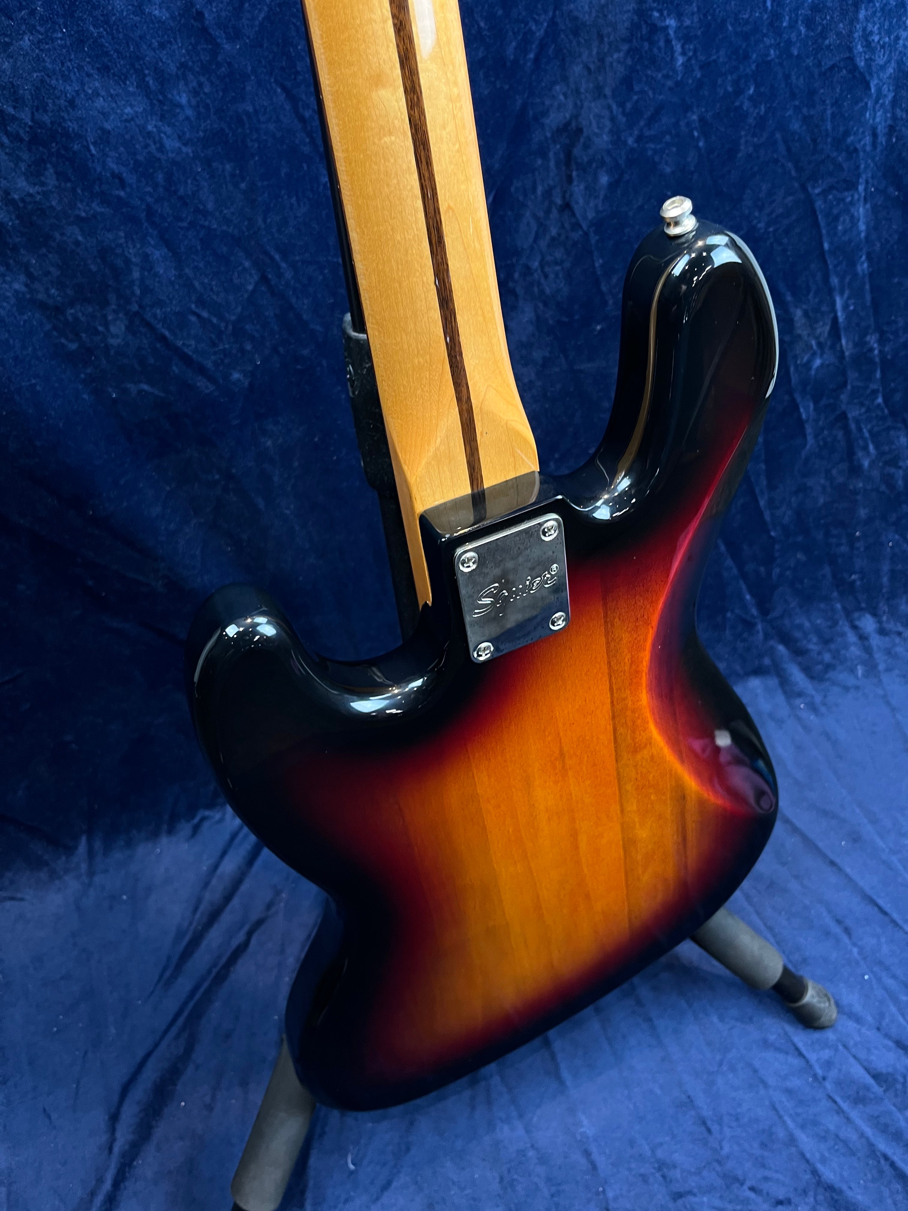 Squier Classic Vibe '60s Fretless Jazz Bass in 3 Tone Sunburst Pre-owned