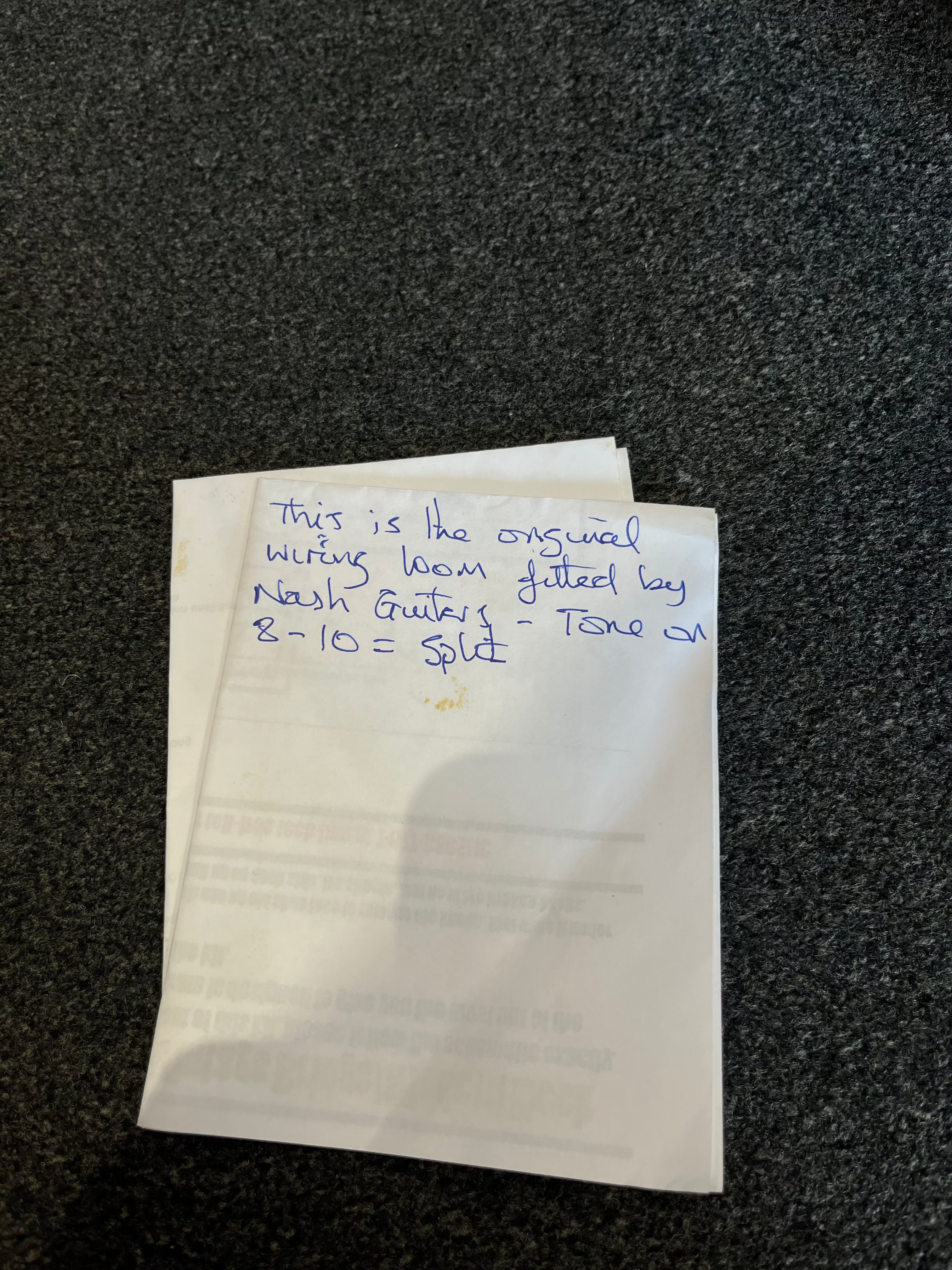 Handwritten note says the electric guitar has its original Nash Guitars wiring loom; tone on 8-10 equals split. Paper sits on a dark textured surface.
