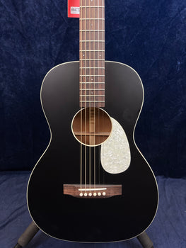 Guitare acoustique noire à six cordes, touche et chevalet en bois foncé, pickguard nacré blanc, filets clairs autour du corps.