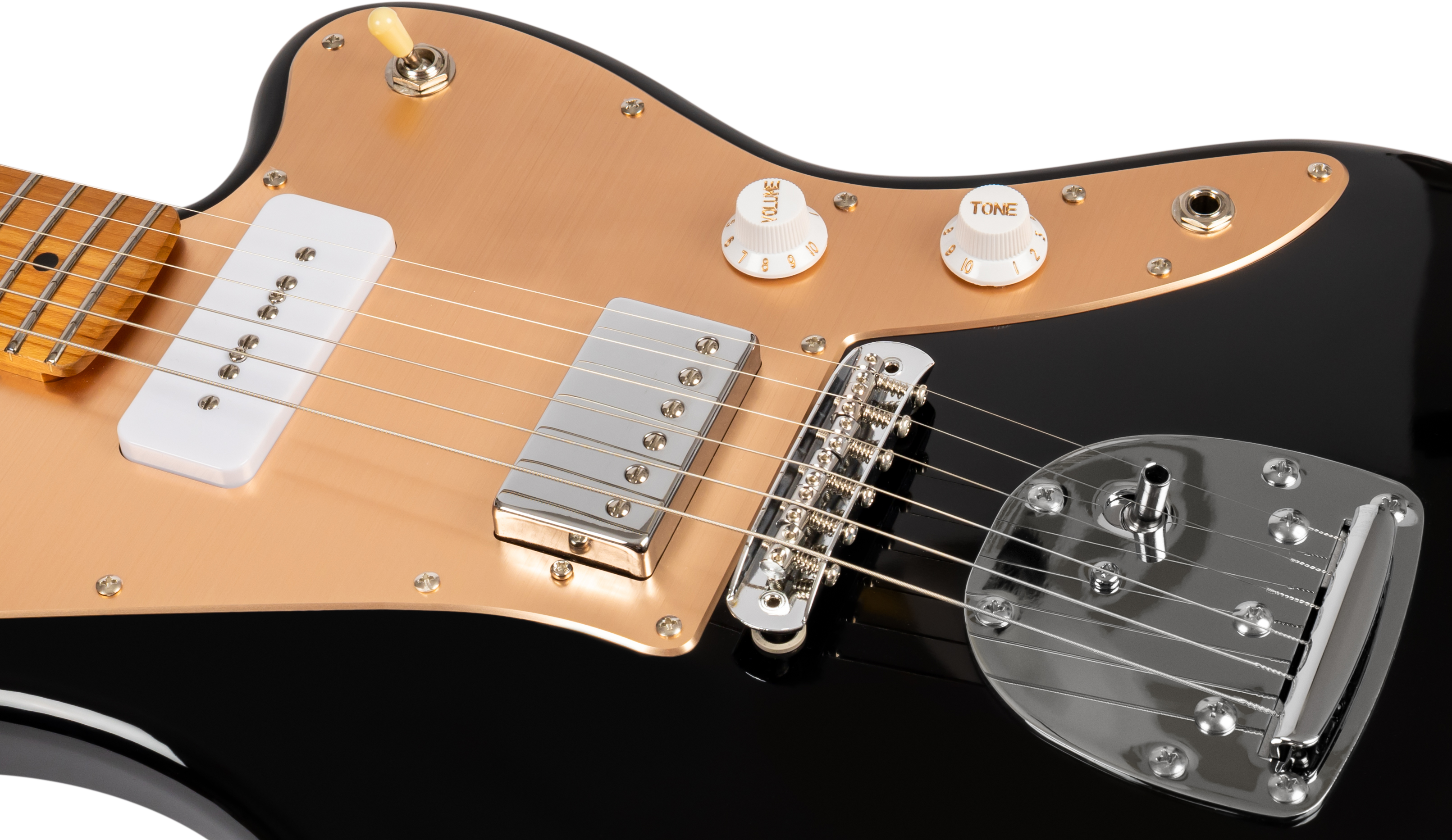 Guitare électrique noire avec plaque dorée, deux micros blancs, boutons volume et tonalité blancs, composants métalliques brillants, cordes en acier.