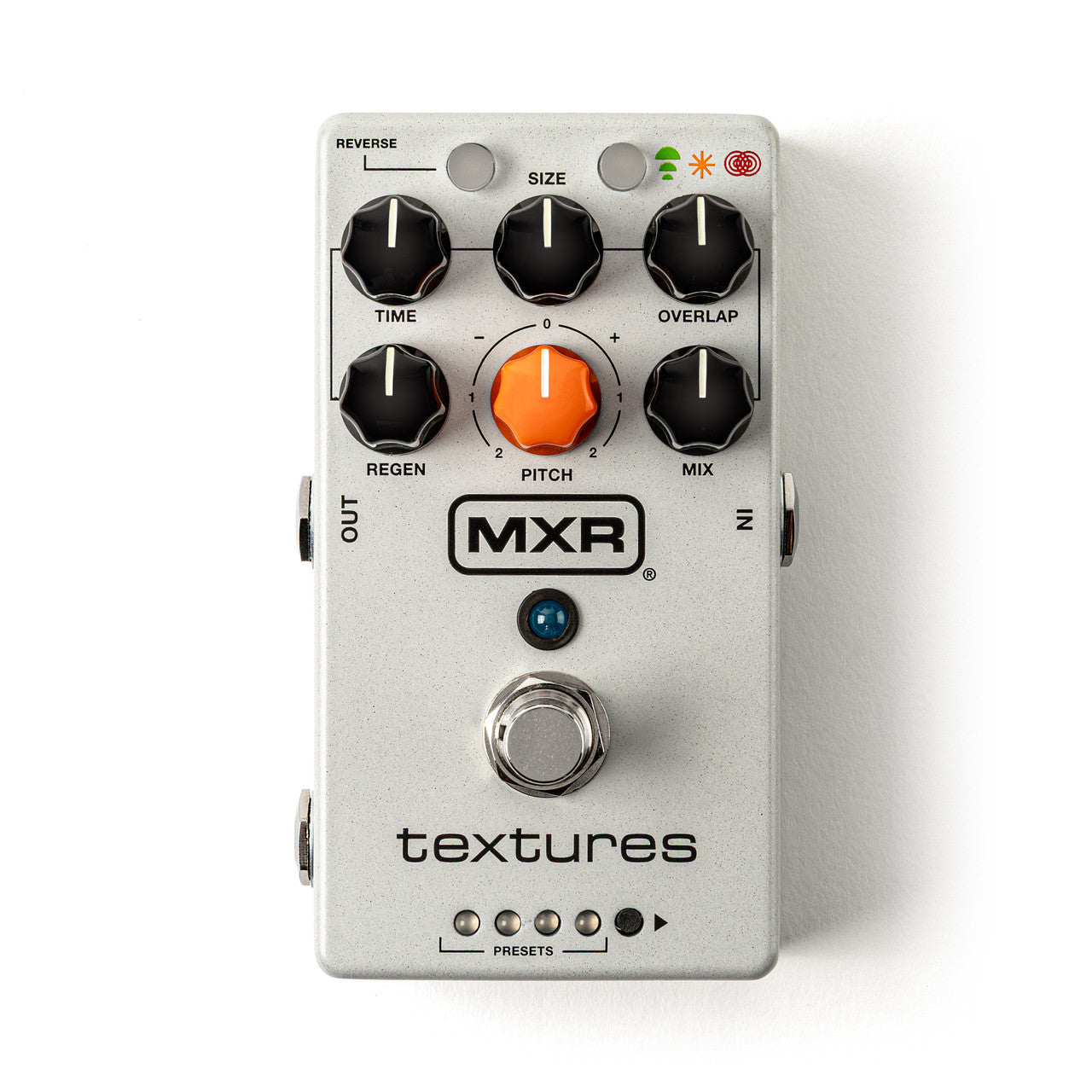 Pédale d'effets guitare MXR grise avec cinq boutons noirs, un bouton orange central, un interrupteur au pied et plusieurs voyants lumineux en haut.