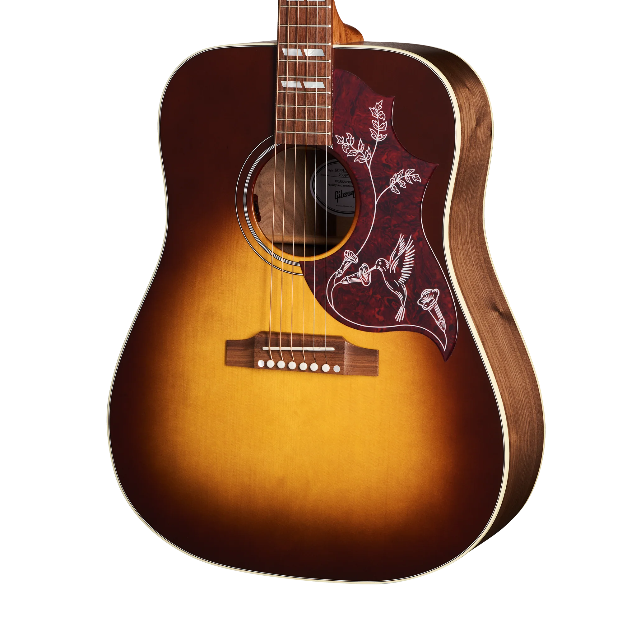 Guitare acoustique Gibson sunburst, pickguard rouge décoré d’oiseaux blancs entourés de fleurs, forme dreadnought, six cordes.