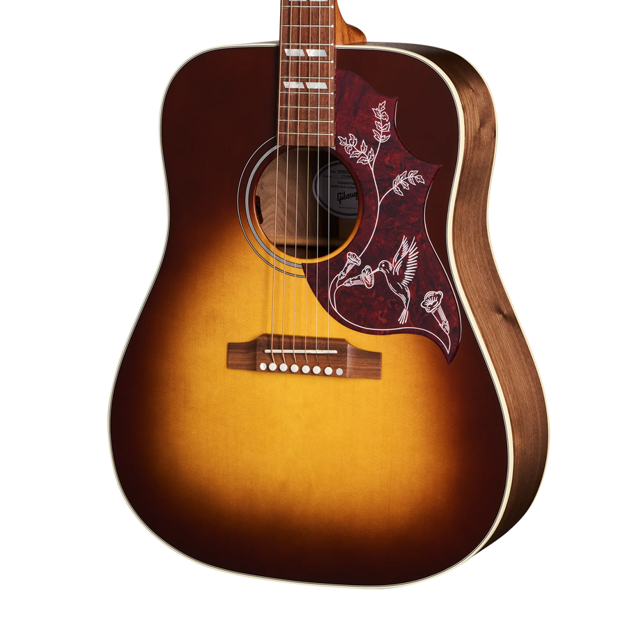 Guitare acoustique Gibson sunburst, pickguard rouge décoré d’oiseaux blancs entourés de fleurs, forme dreadnought, six cordes.