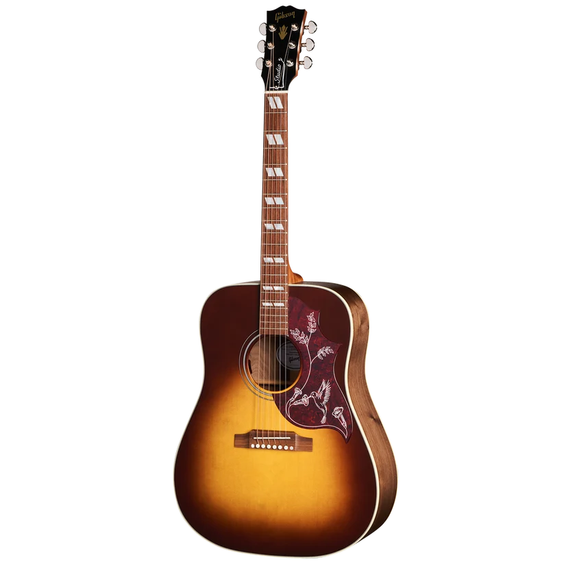 Guitare acoustique Gibson sunburst avec pickguard marron décoré d’oiseaux et de fleurs, repères trapèze blancs sur le manche.