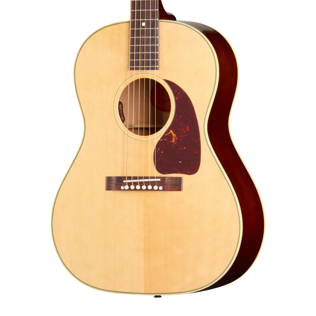 Guitare acoustique à table claire avec corps bombé, pickguard marron tacheté, six cordes et éclisses rouges foncées.
