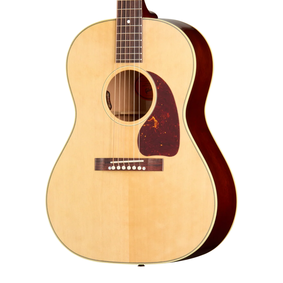 Guitare acoustique à table claire avec corps bombé, pickguard marron tacheté, six cordes et éclisses rouges foncées.