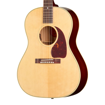Guitare acoustique à table claire avec corps bombé, pickguard marron tacheté, six cordes et éclisses rouges foncées.