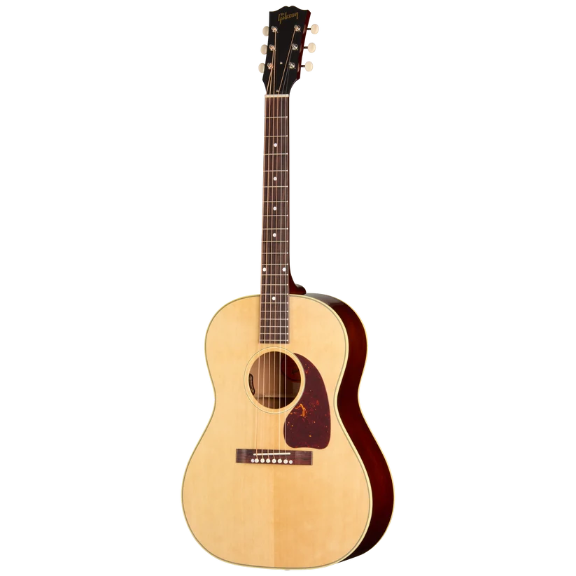 Guitare acoustique avec table en bois clair, éclisses et fond foncés, pickguard marron, six cordes et touches foncées sur le manche.
