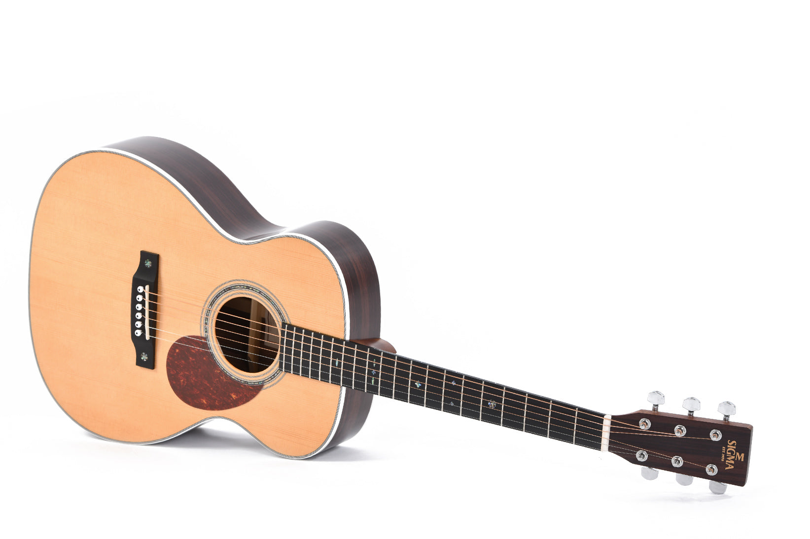 Guitare acoustique à six cordes, table en bois clair, touche sombre, sillet et mécaniques argentés, avec rosace décorative autour de la bouche.