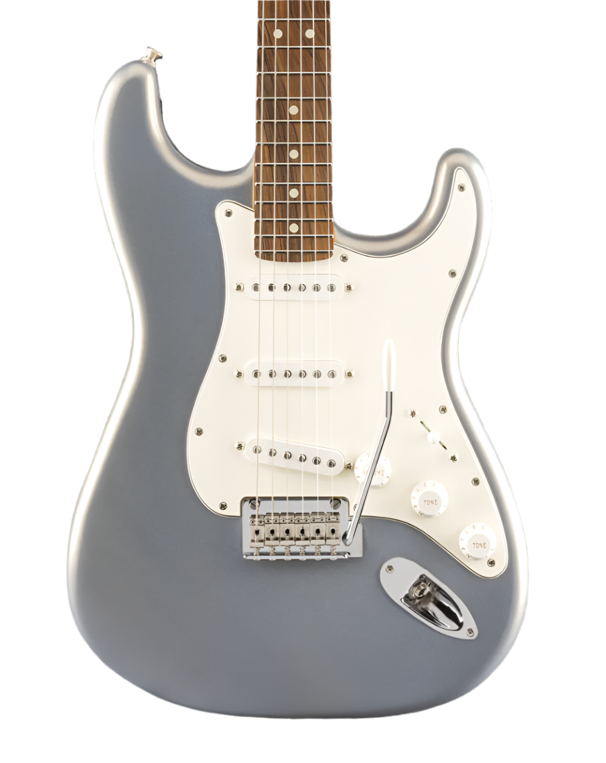 Guitare électrique gris argent à plaque blanche, trois micros, manche en bois foncé, boutons de réglage blancs et tige de vibrato argentée.
