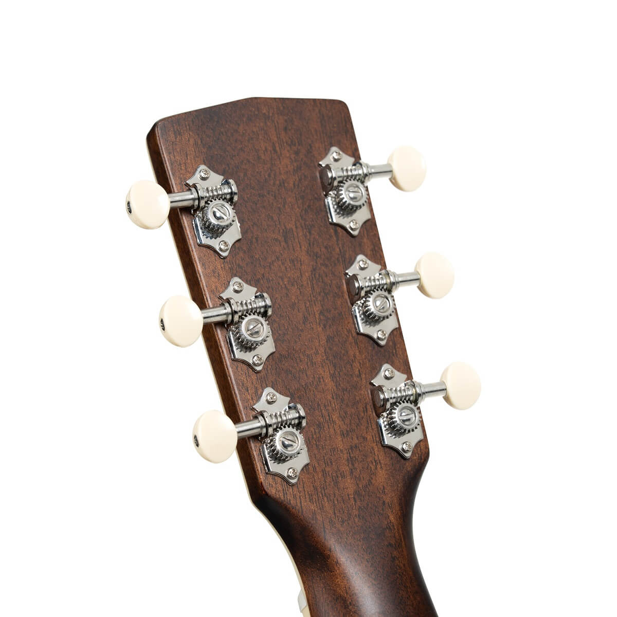 Six mécaniques chromées à boutons blancs sont alignées sur la tête en bois marron d’une guitare acoustique.