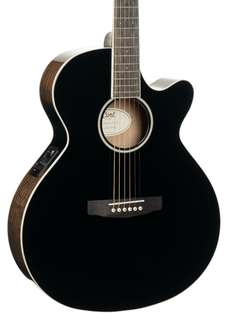 Guitare acoustique noire à pan coupé, caisse brillante, touche et chevalet sombres, six cordes, éclisses apparentes couleur bois, préampli intégré sur le côté.