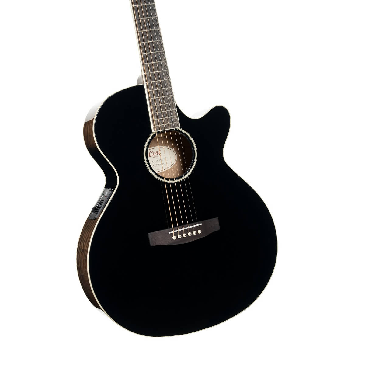 Guitare acoustique noire à pan coupé, six cordes, rosace claire, chevalet en bois foncé et bordure blanche sur la caisse.