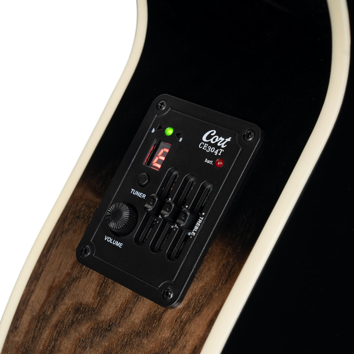 Panneau de contrôle d’équalisation intégré sur une guitare électro-acoustique, avec accordeur, boutons de volume, basses, médiums et aigus.