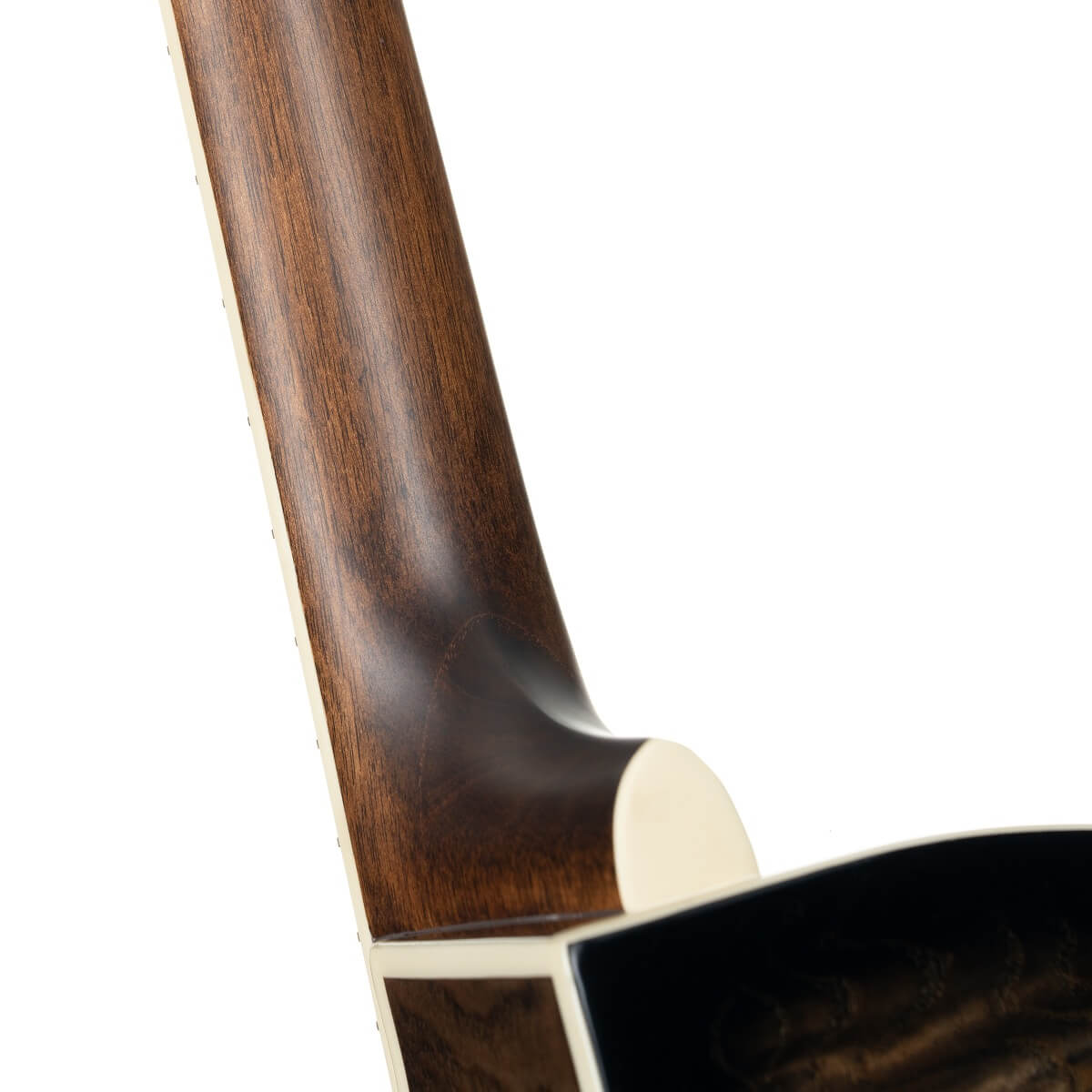Manche en bois foncé d’une guitare acoustique vu de près, avec jonction au corps verni aux bords crème.