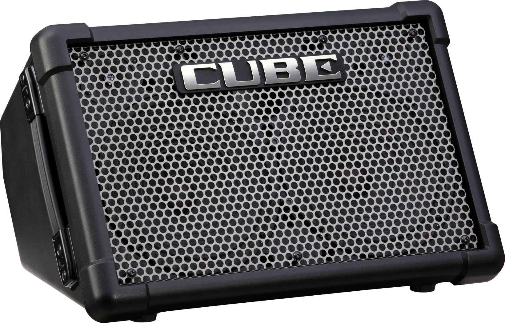 Ampli noir, grille en métal ajouré, logo argenté "CUBE" au centre, poignée latérale intégrée, coins renforcés en plastique.