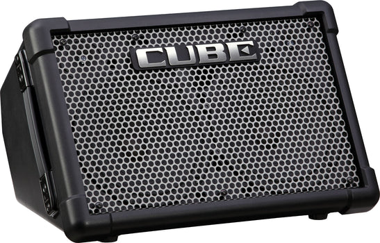 Ampli noir, grille en métal ajouré, logo argenté 