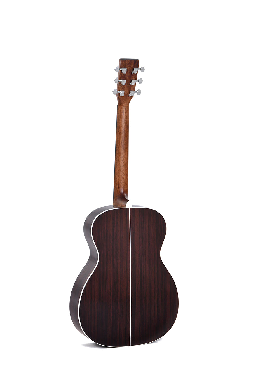 Guitare acoustique vue de dos, bois foncé avec une ligne verticale claire au centre et un contour blanc sur les bords du corps.