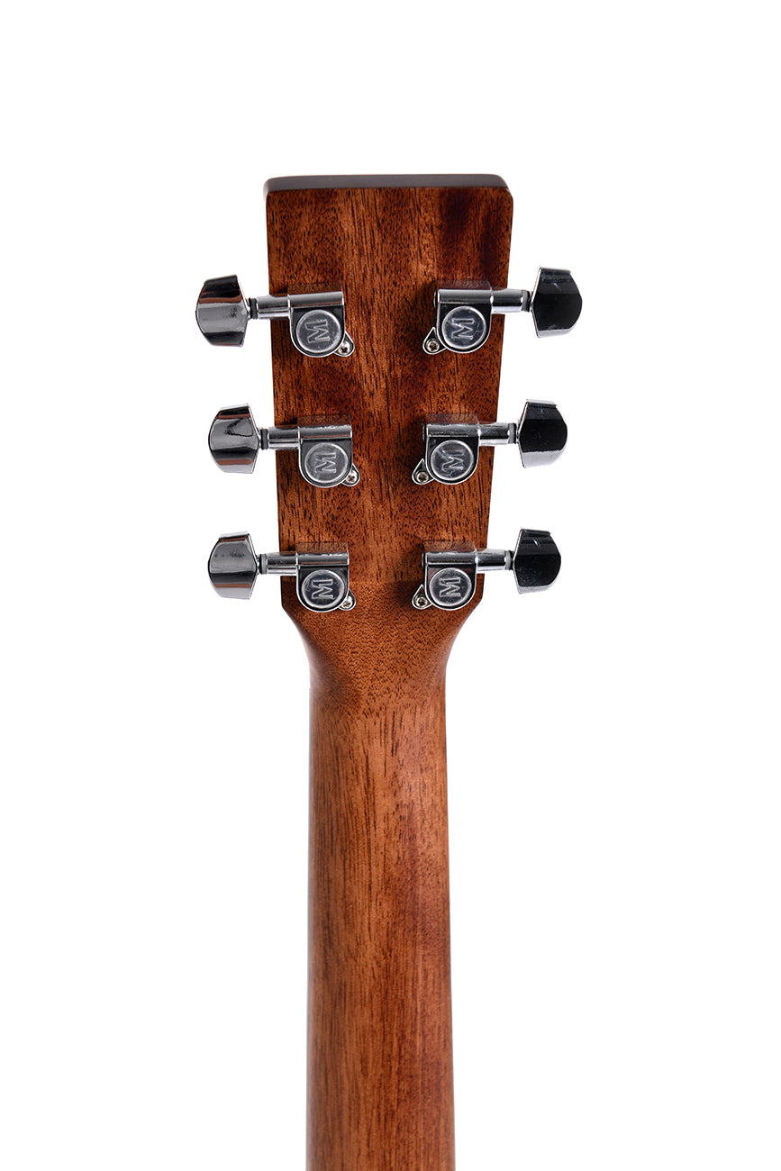 Six mécaniques chromées alignées par paires sur une tête de guitare acoustique en bois brun, vue du dos du manche.