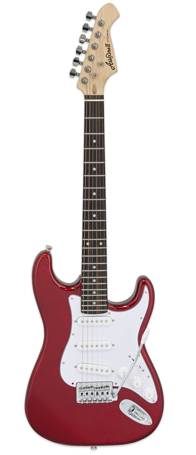 Guitare électrique rouge à six cordes, pickguard blanc, trois micros simples, manche foncé, boutons et sélecteur blancs, vibrato inclus.