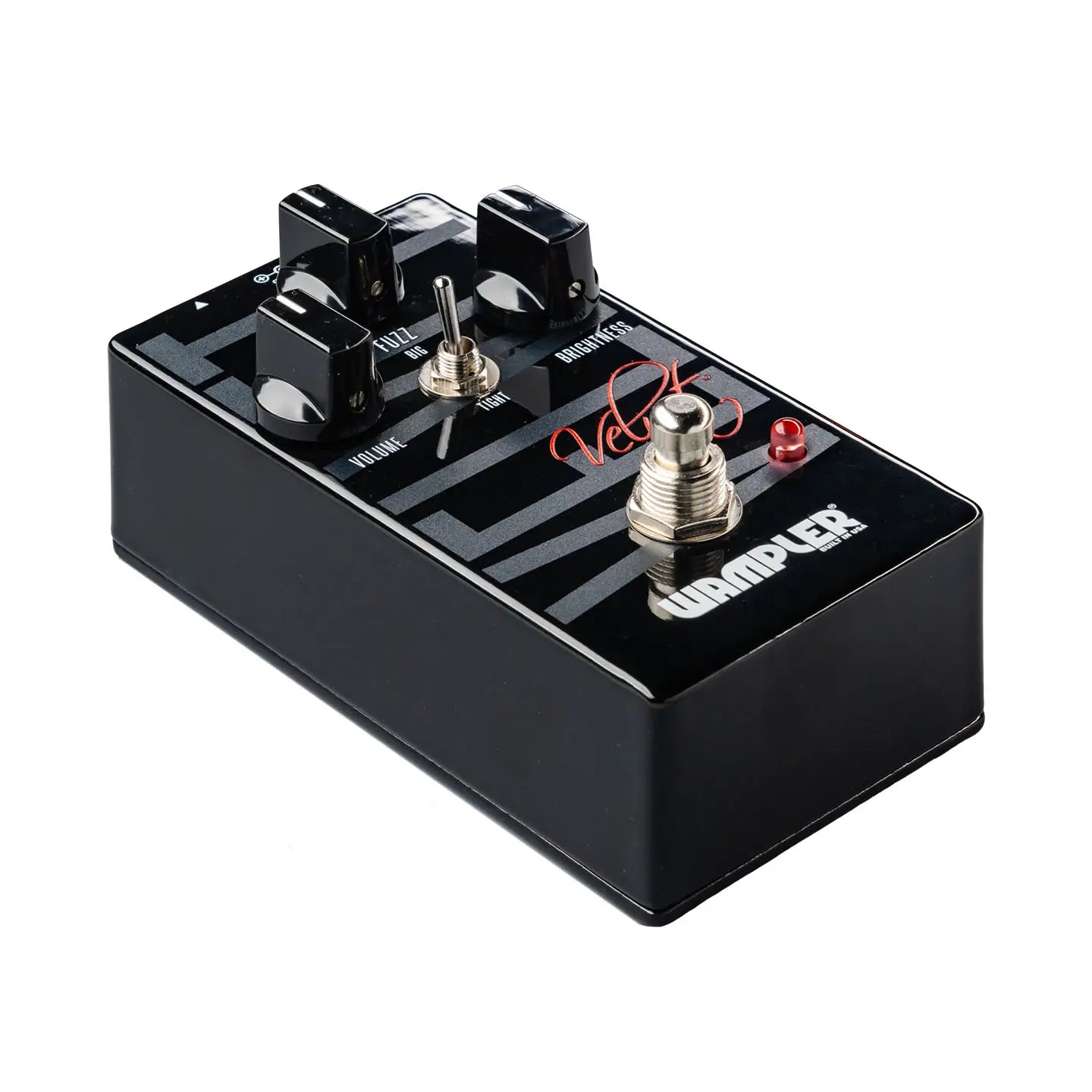Pédale d’effet Wampler noire avec trois boutons, un interrupteur, un bouton au pied métallique et une LED rouge.