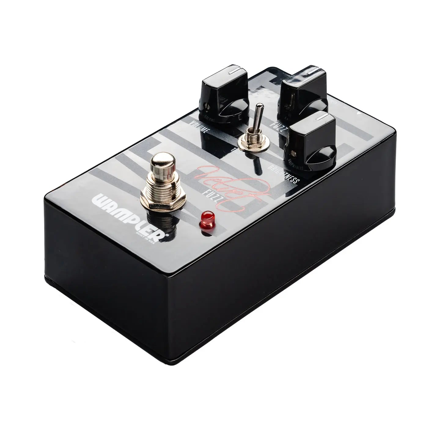 Pédale d’effet noire Wampler avec trois boutons, un interrupteur, un bouton-poussoir métallique et un témoin lumineux rouge.
