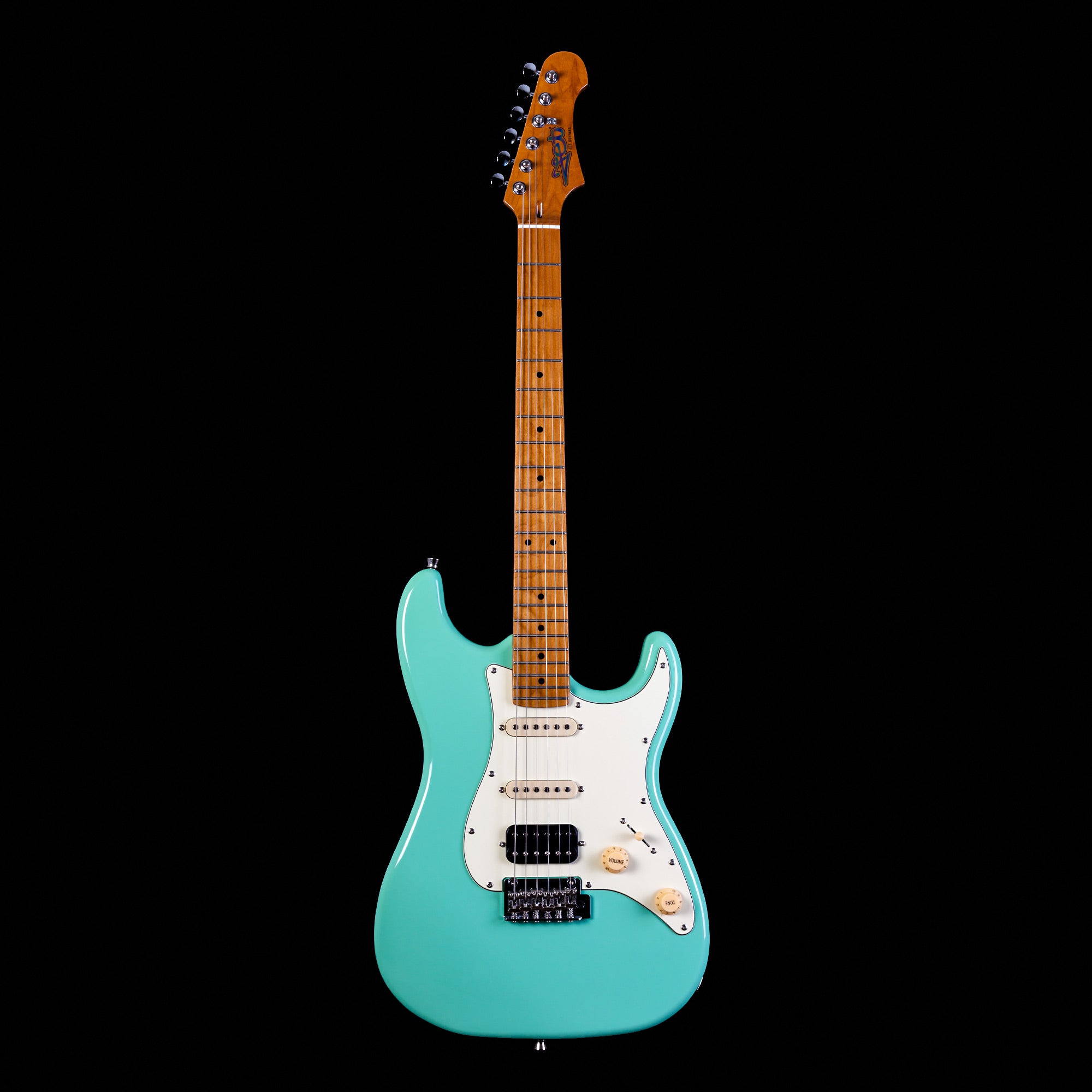Guitare électrique à corps turquoise, plaque blanche, manche en bois clair, trois micros et deux boutons de réglage.