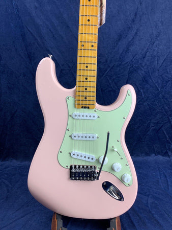 Gordon Smith Classic S Maple Neck SSS in Shell Pink Hard Case