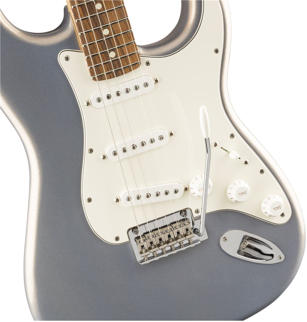 Guitare électrique gris métallisé avec trois micros simples blancs, trois boutons blancs, un sélecteur et une tige de vibrato chromée.
