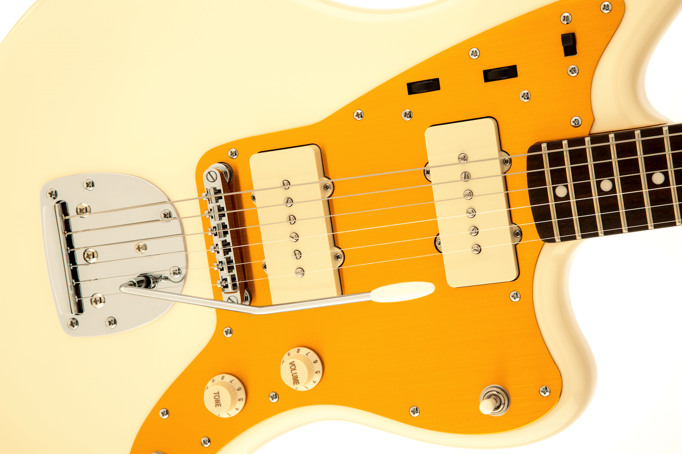 Guitare électrique crème et orange avec deux micros rectangulaires blancs, cinq boutons ou sélecteurs et un vibrato chromé distinctif.